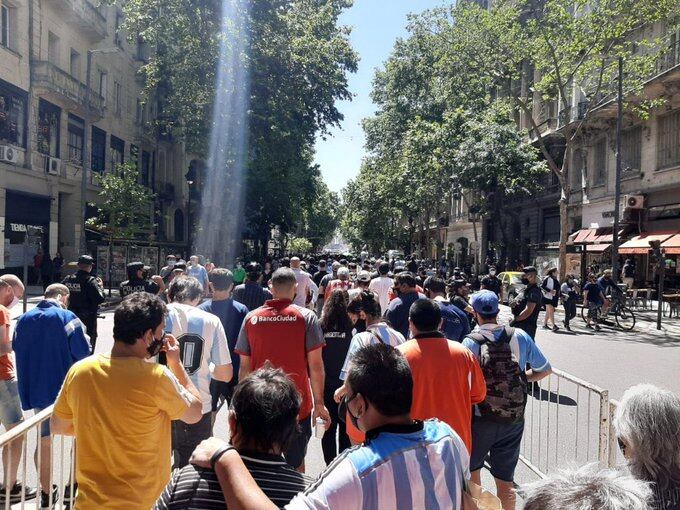 La foto de la camiseta iluminada durante el velatorio de Diego Maradona