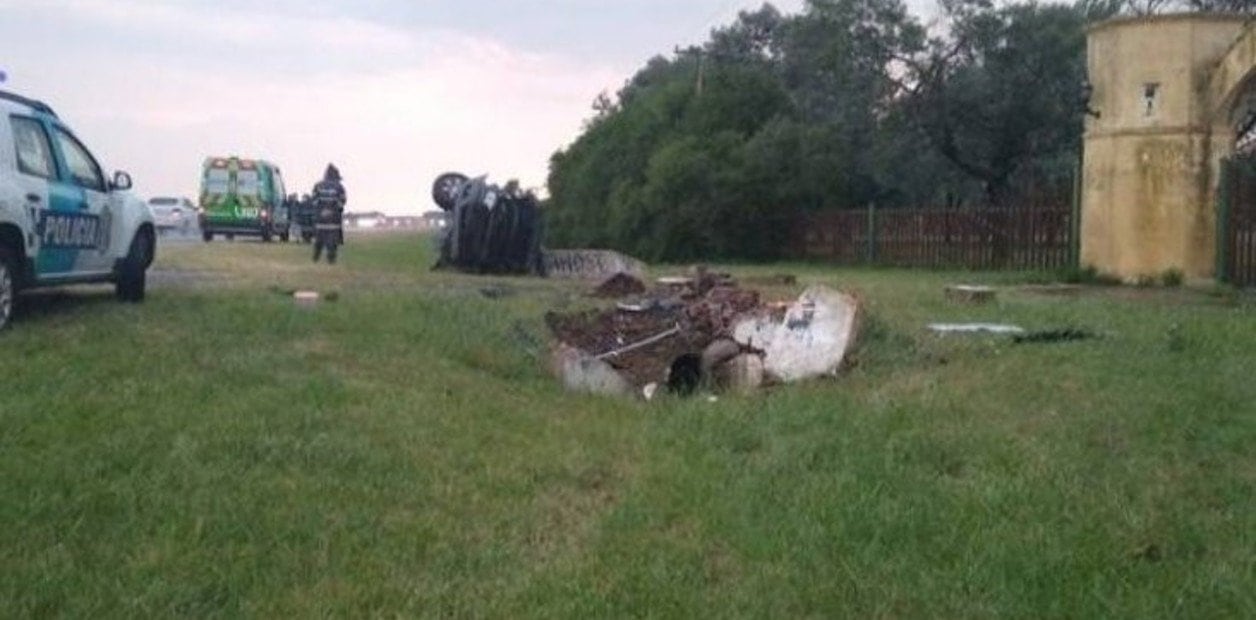 Oscar Astoreca volcó en su camioneta Ford Ranger.