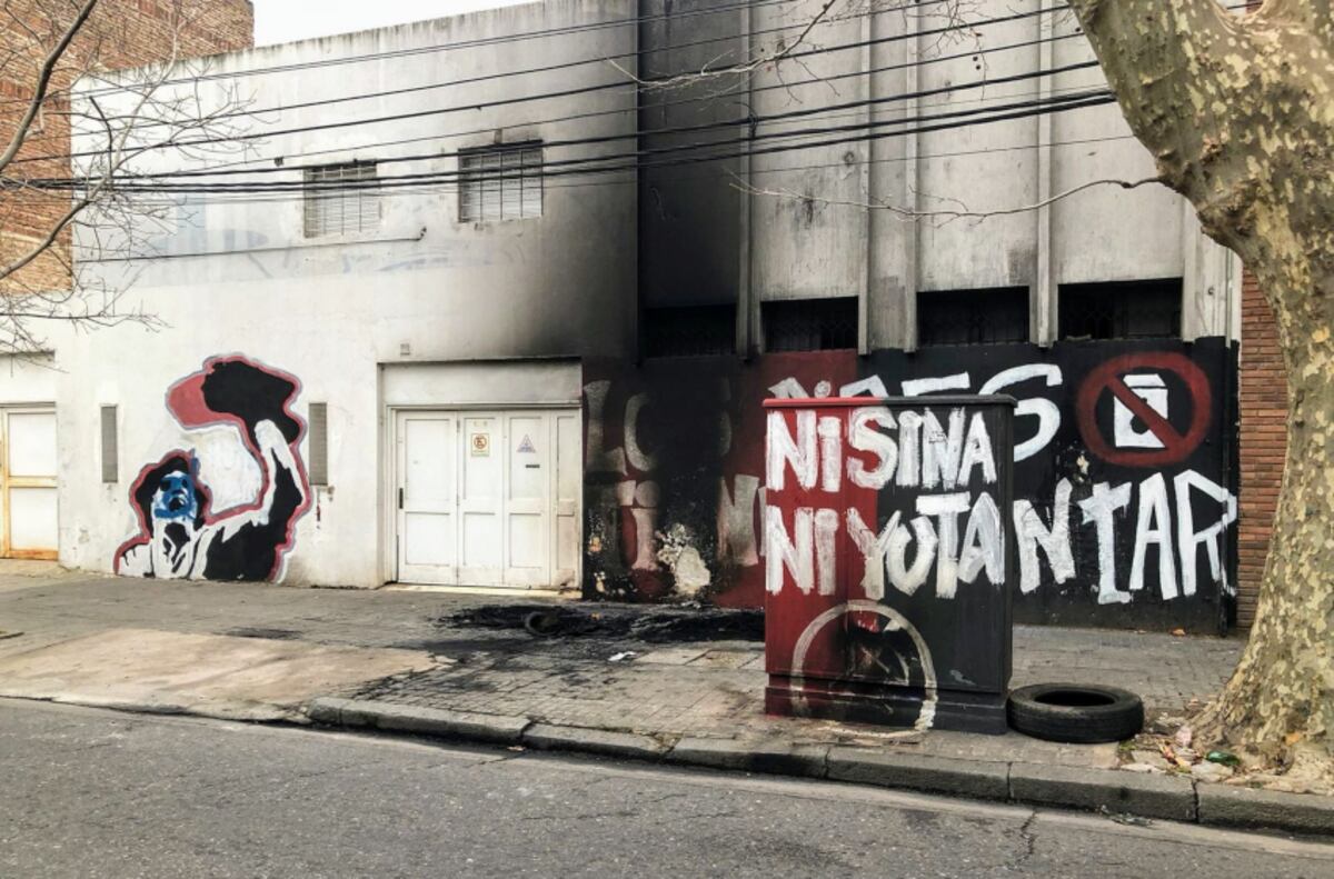 Volvieron a quemar la pared de una escuela donde había un mural de Newell’s