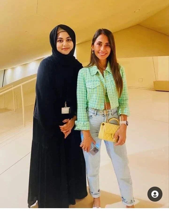 Antonela Roccuzzo es un imán en Qatar, todos quieren sacarse una foto con ella.