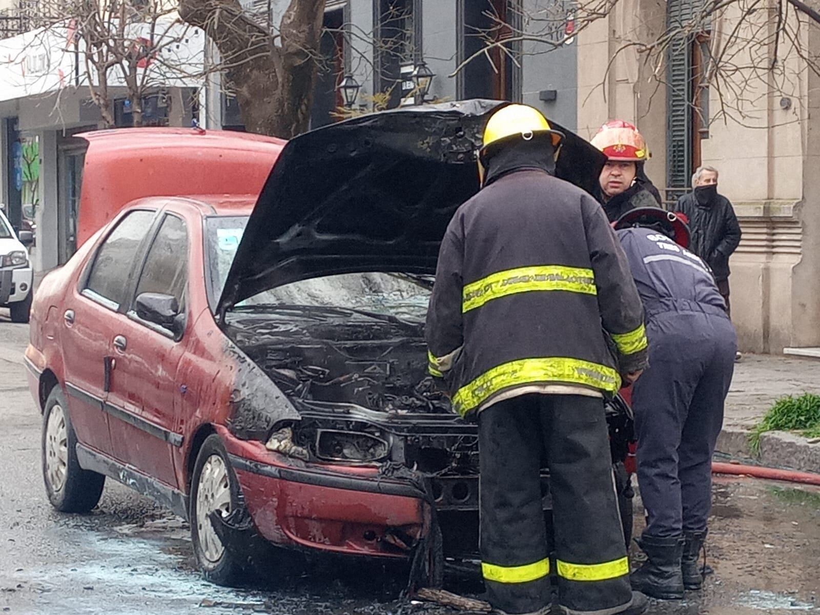 Se incendió un vehículo en calle 1810 entre Moreno y Sarmiento