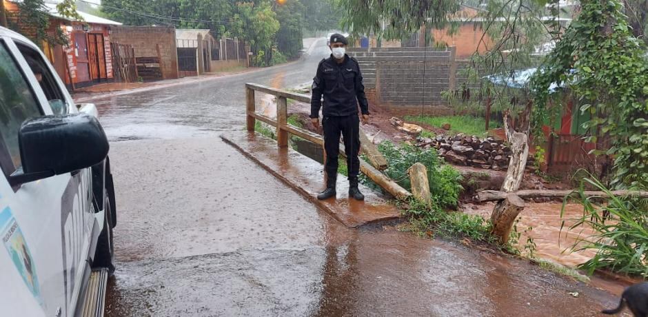 Varias calles se encuentran inundadas en Puerto Iguazú.