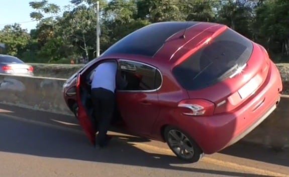 Garupá: perdió el control de su auto y terminó sobre el muro que divide los carriles de la autovía.