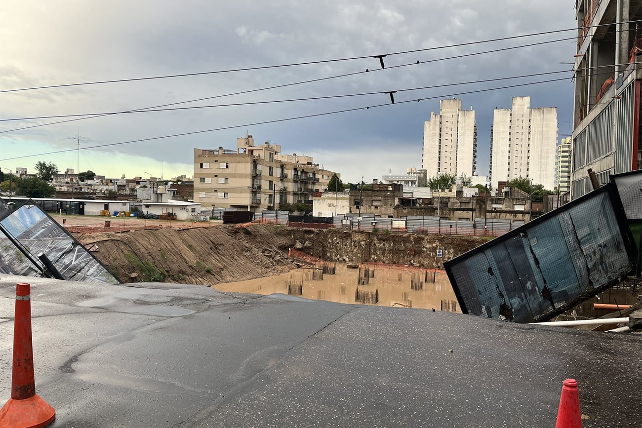 Fuerte temporal de lluvia provocó un socavón de unos 30 metros en la avenida Vélez Sársfield, a la altura del emprendimiento inmobiliario Pocito. (Pedro Castillo / La Voz)