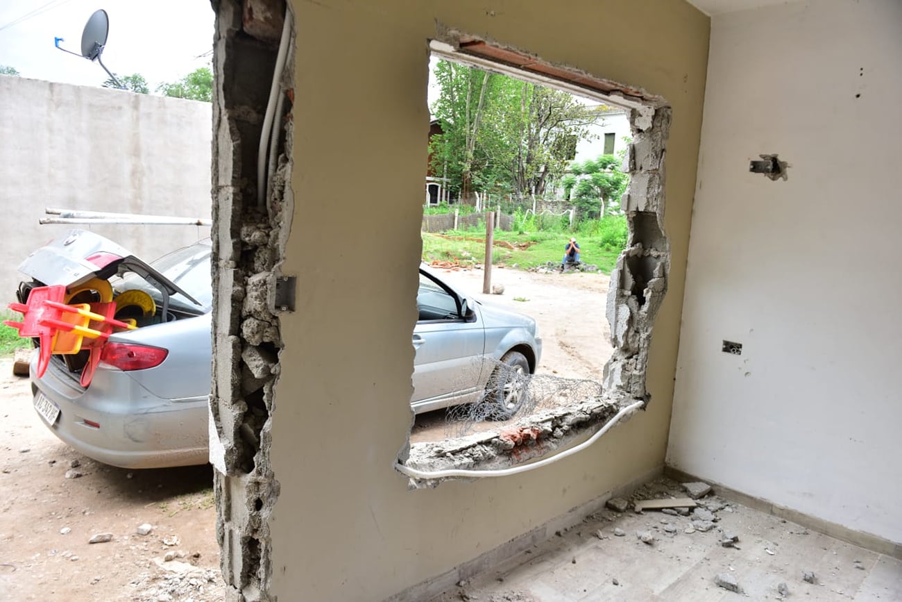 Desalojan familias estafadas con la compra de terrenos en Villa Rivera Indarte, Córdoba. (José Gabriel Hernández / La Voz)