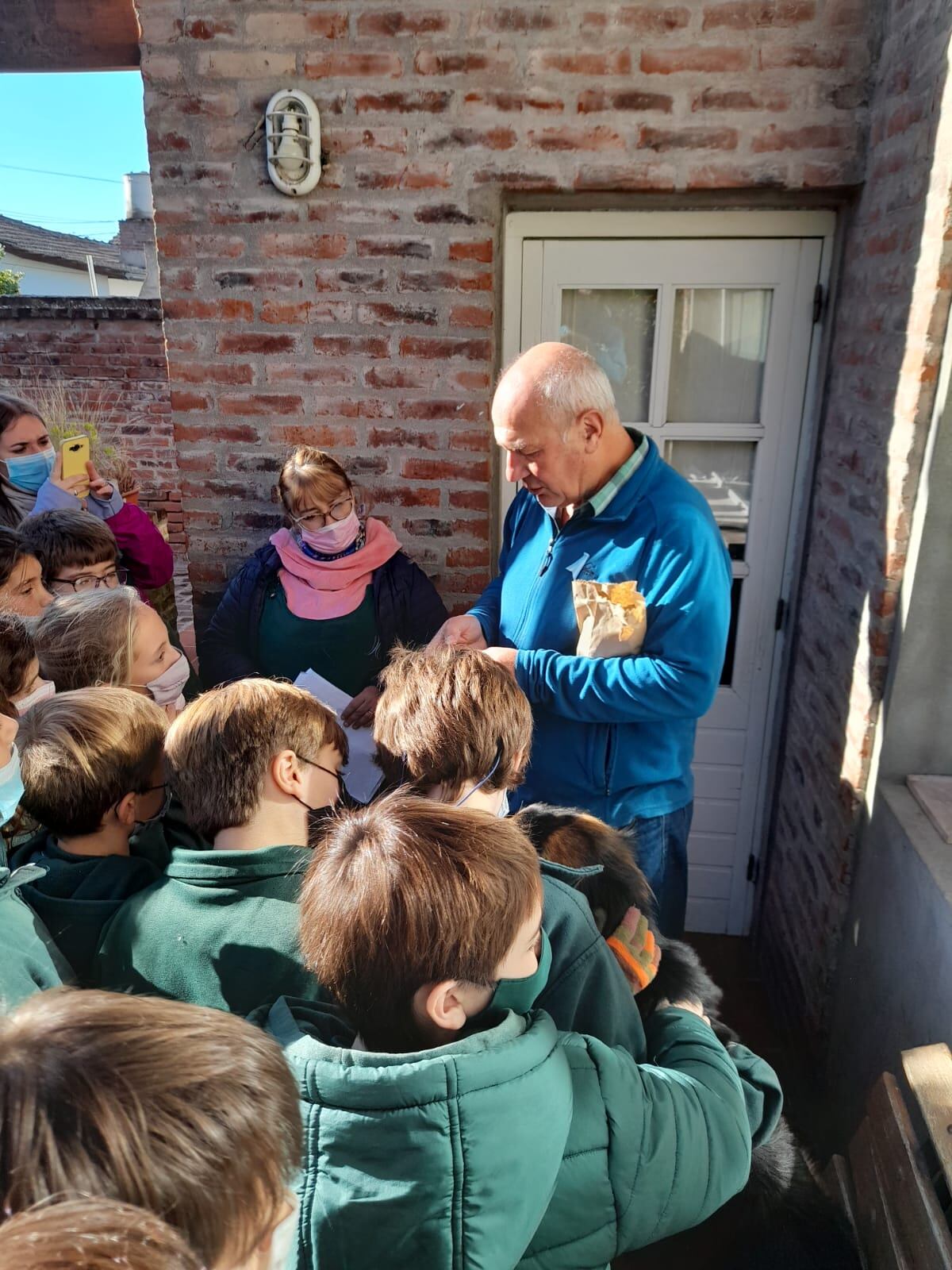 Alumnos del Jesús Adolescente sorprendieron a Veteranos de Malvinas con un desayuno