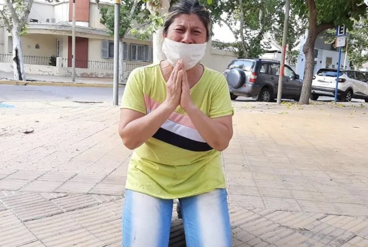 Se arrodilló y pidió que liberen a su hermano, acusado de abusar de una menor