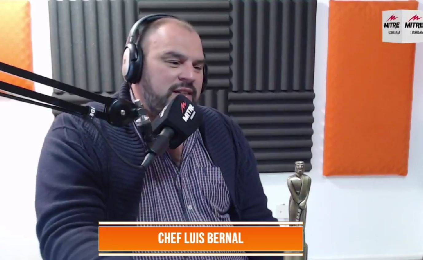 Luis Bernal en Radio Mitre Ushuaia junto a la estatuilla que APTRA les otorgó en reconocimiento a la labor en la producción del programa.