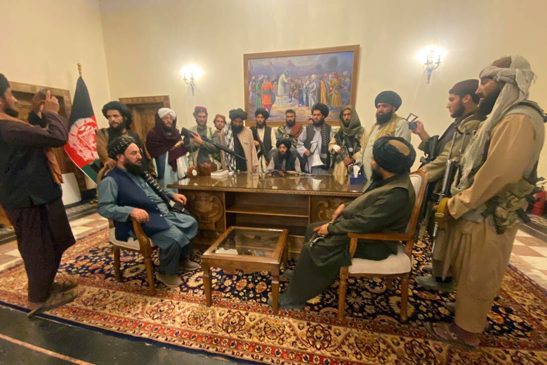 Los combatientes talibanes toman el control del palacio presidencial afgano en Kabul después de que el presidente Ashraf Ghani huyera del país. (AP)