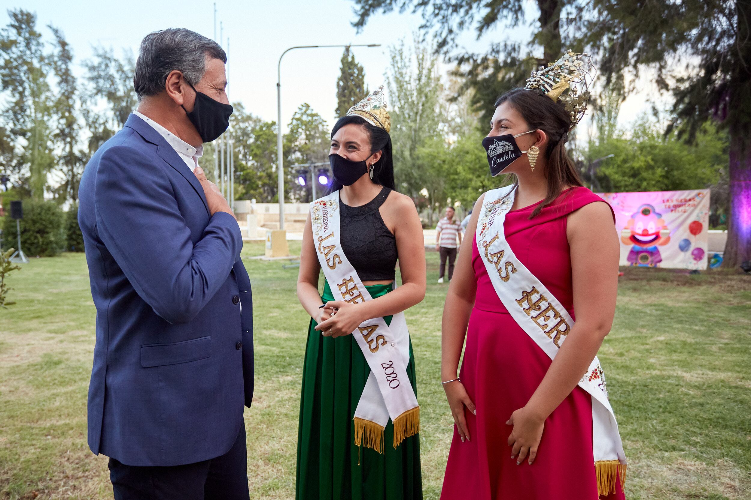 Daniel Orozco, intendente de Las Heras, junto a la reina de la Vendimia de Las Heras 2020 Candela  Ávila y la virreina Romina Martínez.