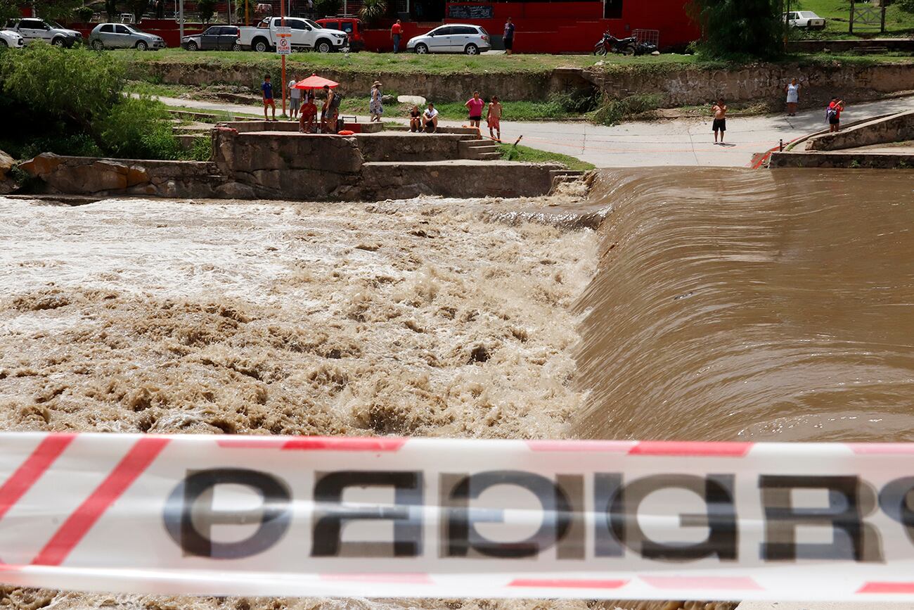 Crecida luego de la fuerte tormenta en el río San Antonio de Villa Carlos Paz, Córdoba. (La Voz)