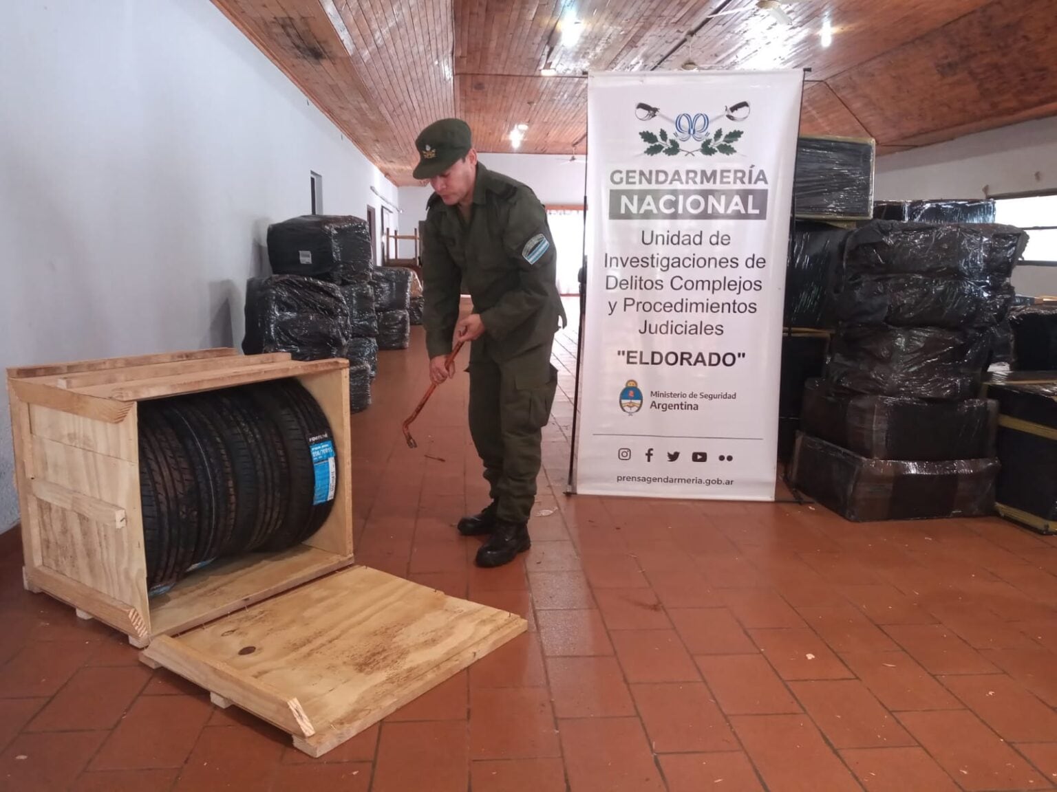 Secuestran contrabando de cubiertas y mercadería en Eldorado.