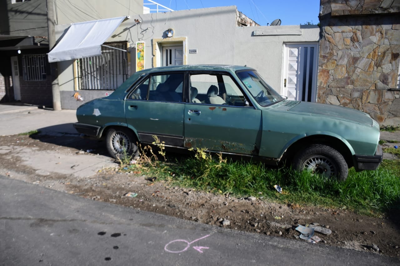 El hombre fue baleado en la vereda de su almacén.