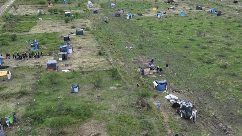 Desalojaron viviendas inhabitadas del Barrio Emerenciano.