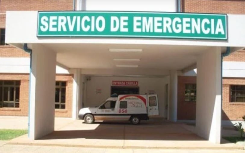 Podaba un árbol y se cortó el pie con una amoladora.