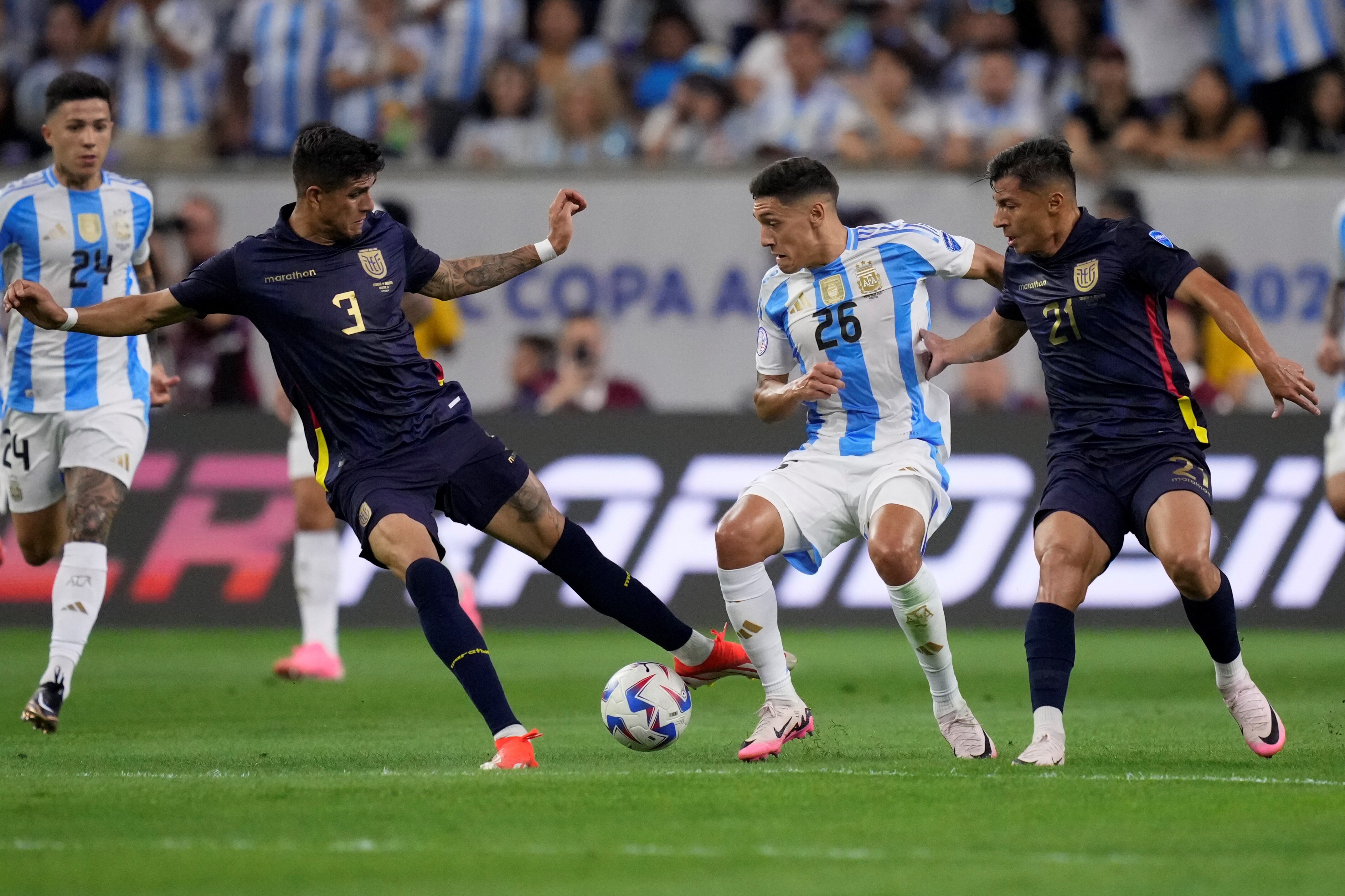 Nahuel Molina, lateral de la selección argentina ante Ecuador en la Copa América. (AP)