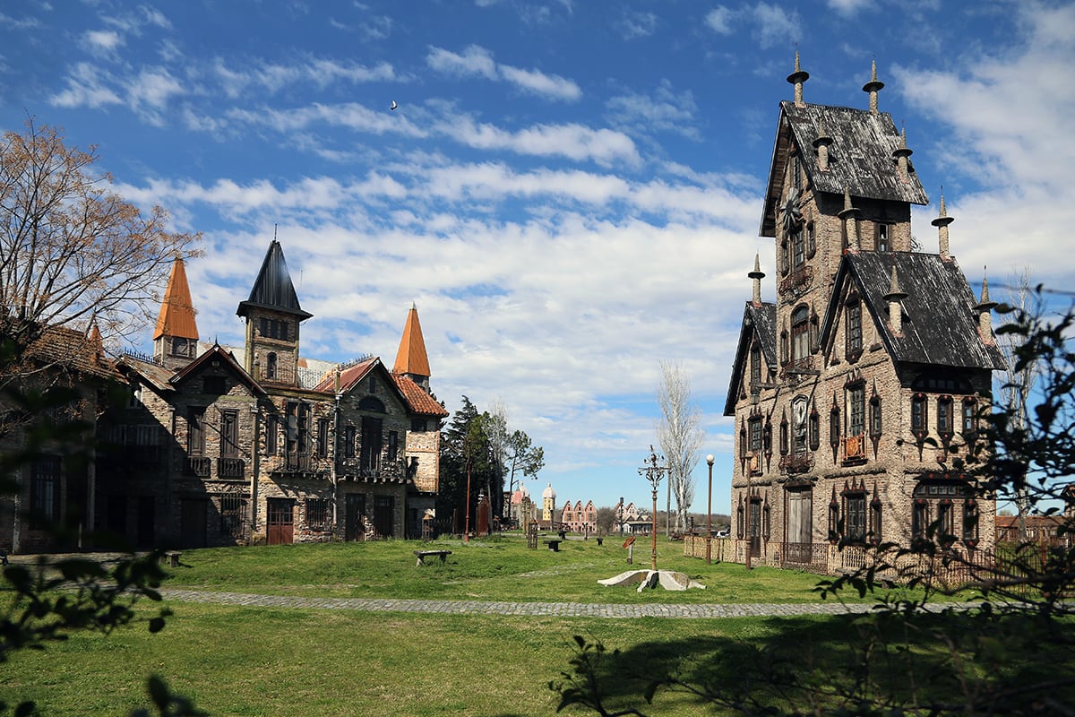 Campanópolis: el sueño de una aldea medieval hecho realidad en González Catán