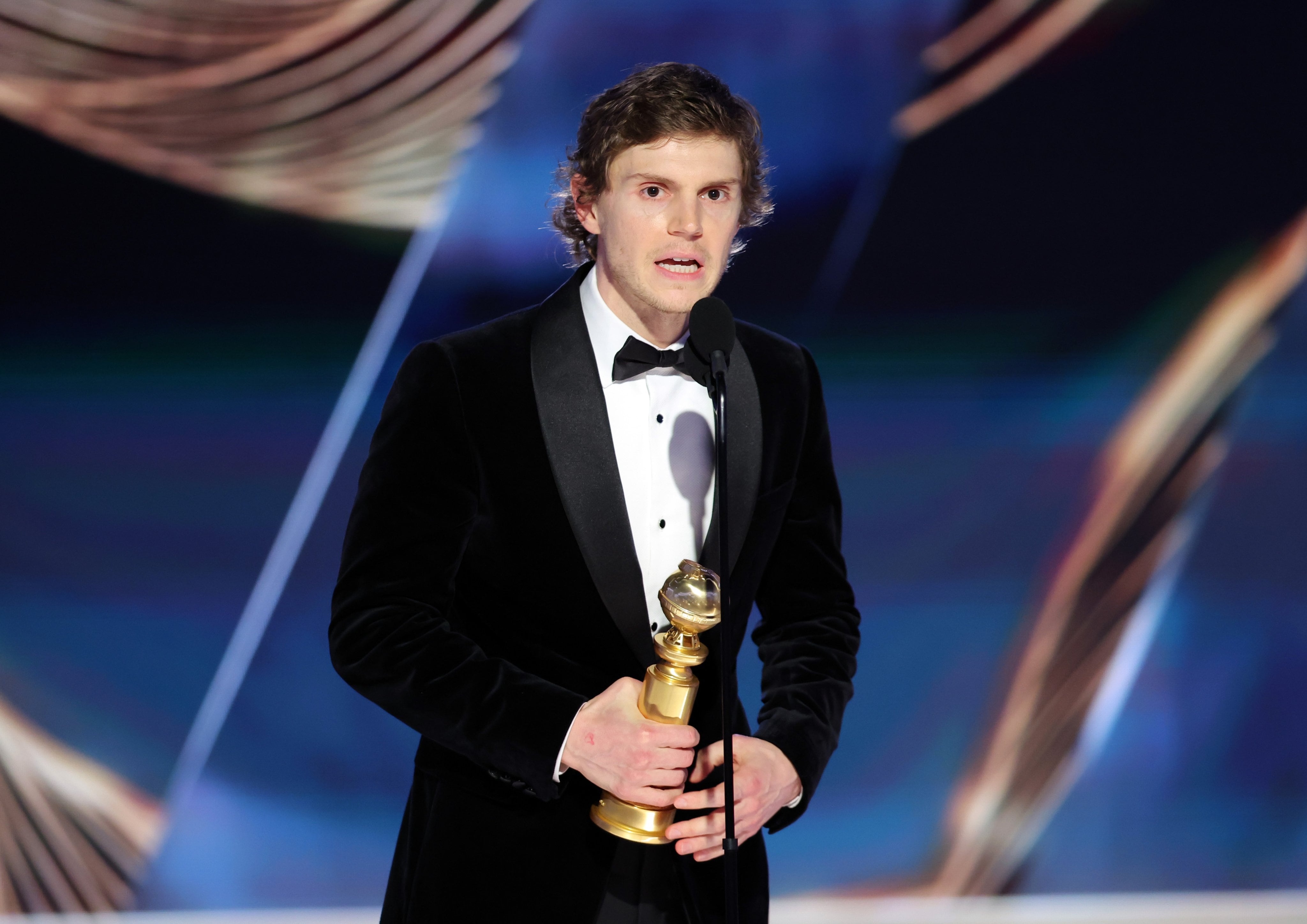 Evan Peters ganó su primer Globo de Oro con la categoría Mejor Actor en una Serie Liomitada por su actuación en la serie Monstruo: La historia de Jeffrey Dahmer.