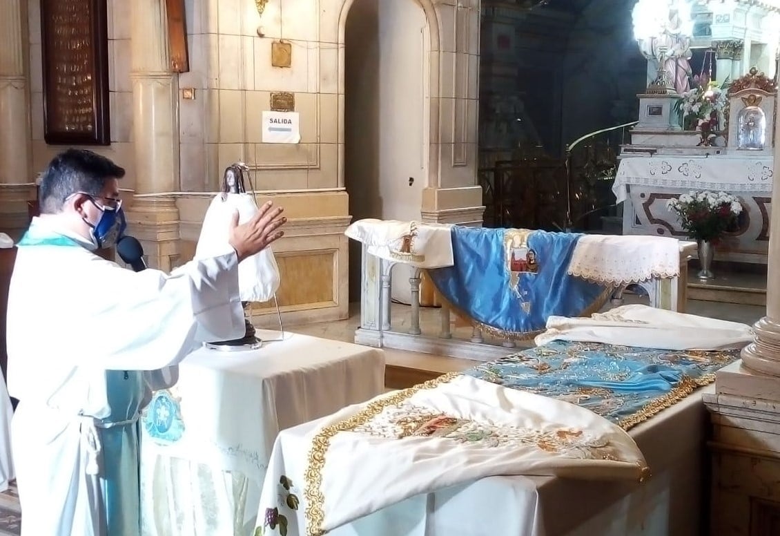 Realizaron el cambio de manto a la Virgen del Valle.