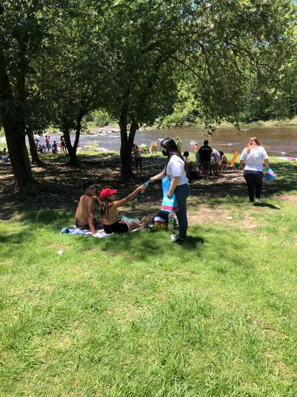 Personal de la Agencia Córdoba Turismo entregó kits sanitarios a visitantes del Río San Antonio.