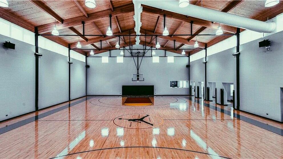 Cancha de básquet de la mansión de Michael jordan.