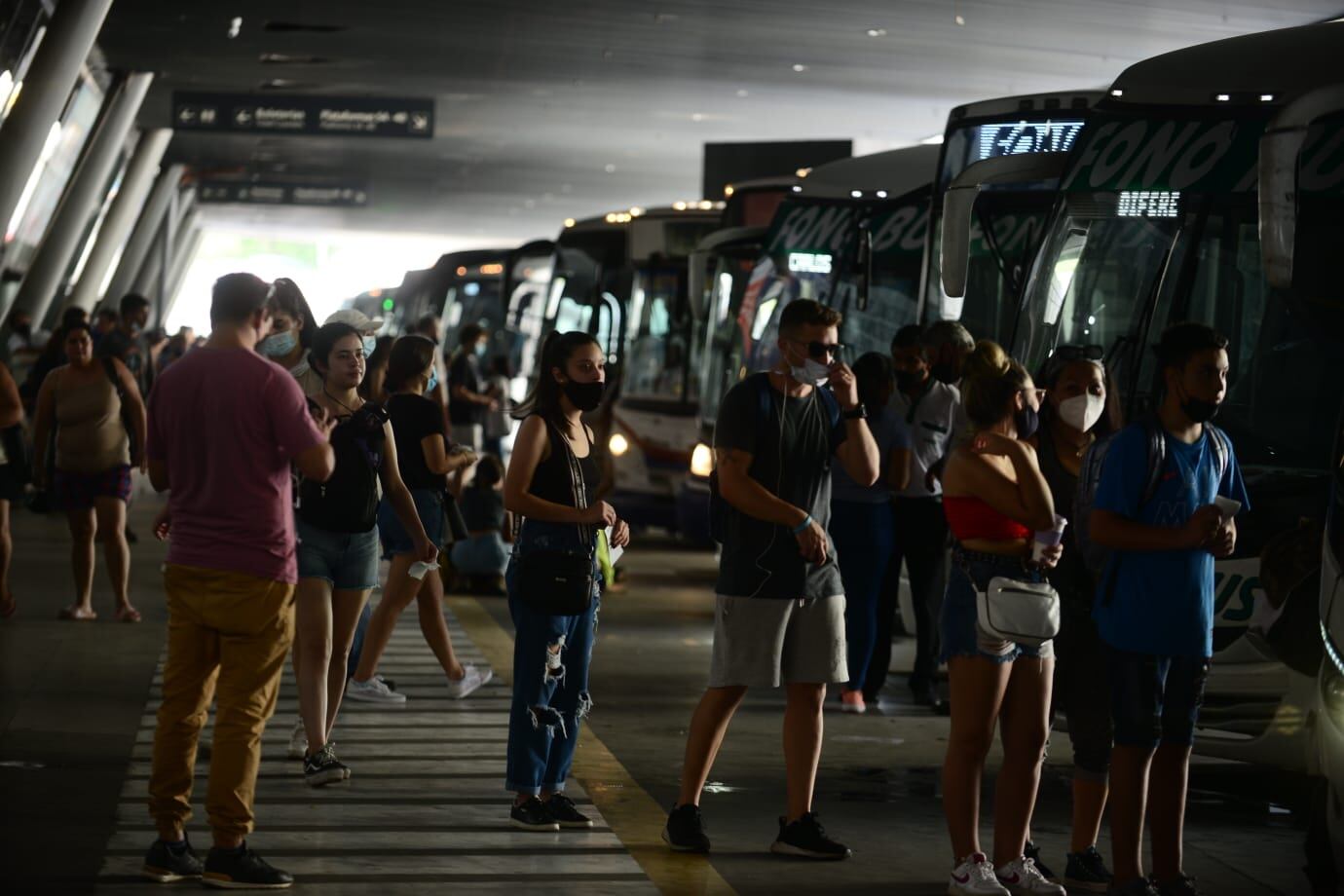 Córdoba. La terminal estaba llena de pasajeros pasado el mediodía de este sábado (José Hernández/La Voz).