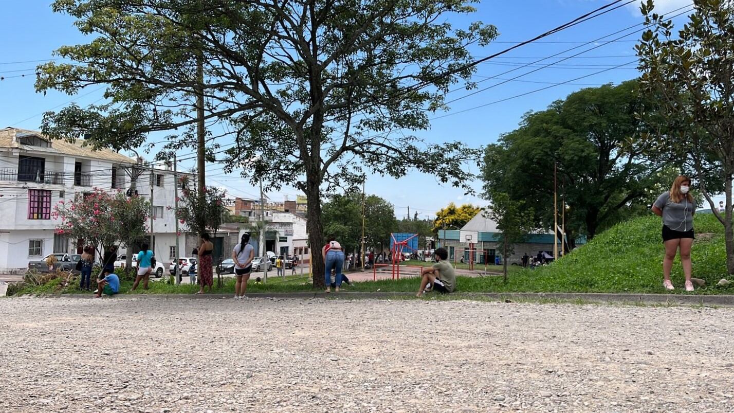 Con paciencia y manteniendo distanciamiento, transcurre la espera en fila para someterse a un hisopado este martes 4 de enero de 2022, en un punto de testeo en el barrio Chijra de Jujuy.