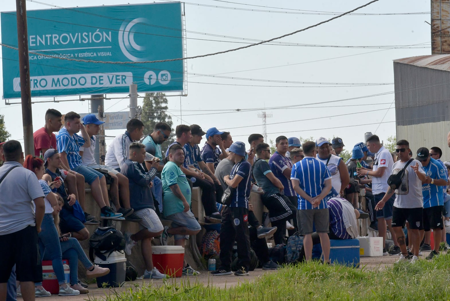 Hinchas del Tomba partieron hacia San Luis en las primera horas de este miércoles para presenciar las semifinales de la Copa Argentina. Foto:  Orlando Pelichotti.