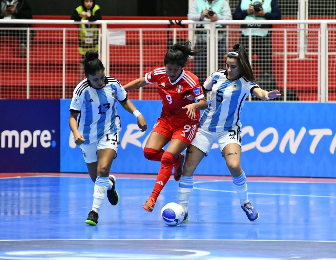 Selección Argentina de fútbol de futsal. Mailén Romero (13) persigue a su rival que va con la pelota.