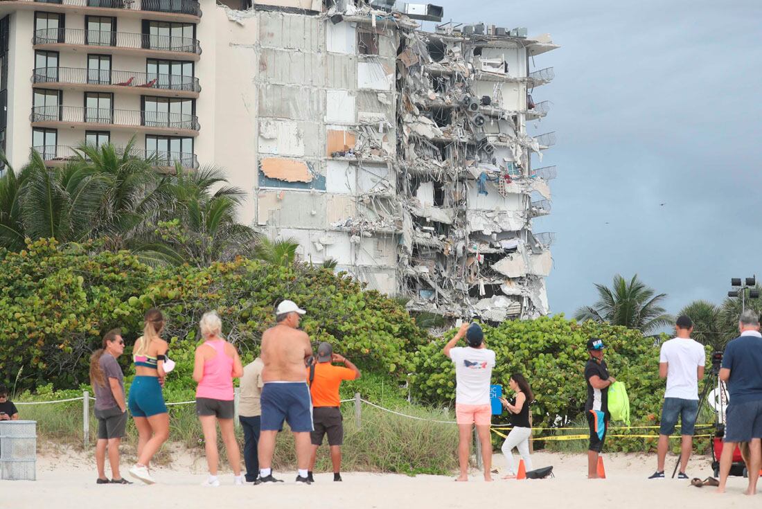 Un ala del edificio colapsó durente la madrugada. (AP)