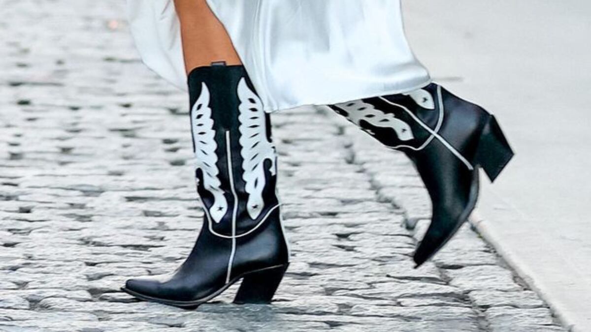 Llegaron para quedarse: cómo llevar las botas cowboy durante los días de verano