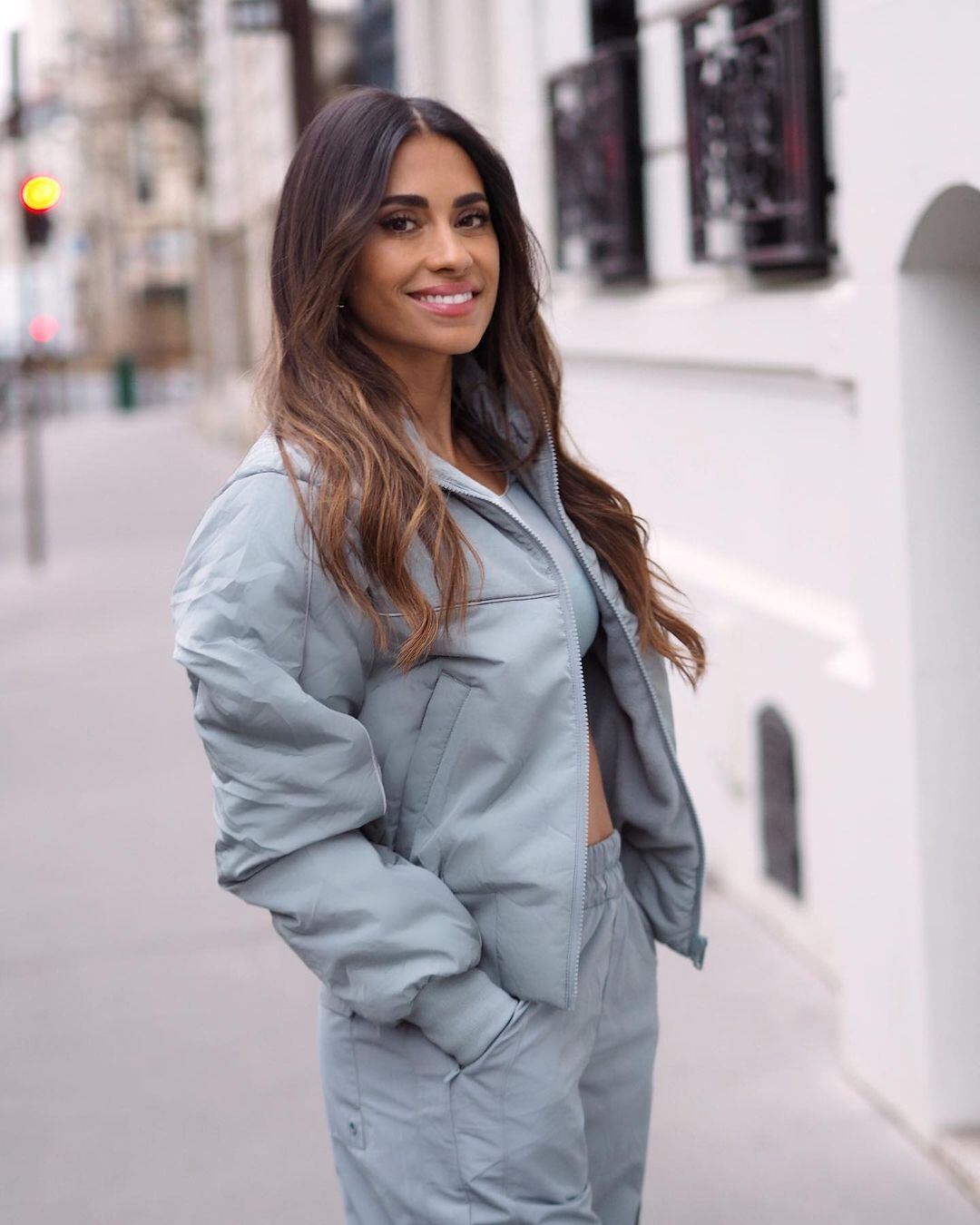 Antonela Roccuzzo brilló con un look en gris.