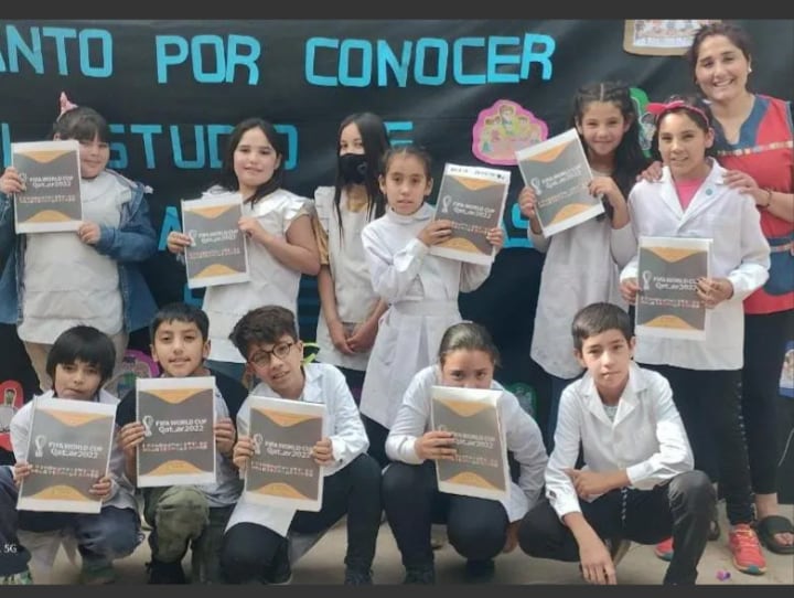 Los alumnos de una escuela sanjuanina fabricaron su propio álbum de figuritas para aprender valores de vida.