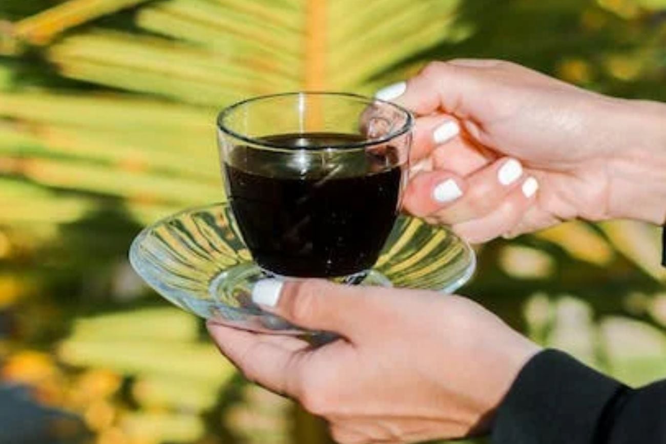 La taza de café es una bebida genial para el invierno.