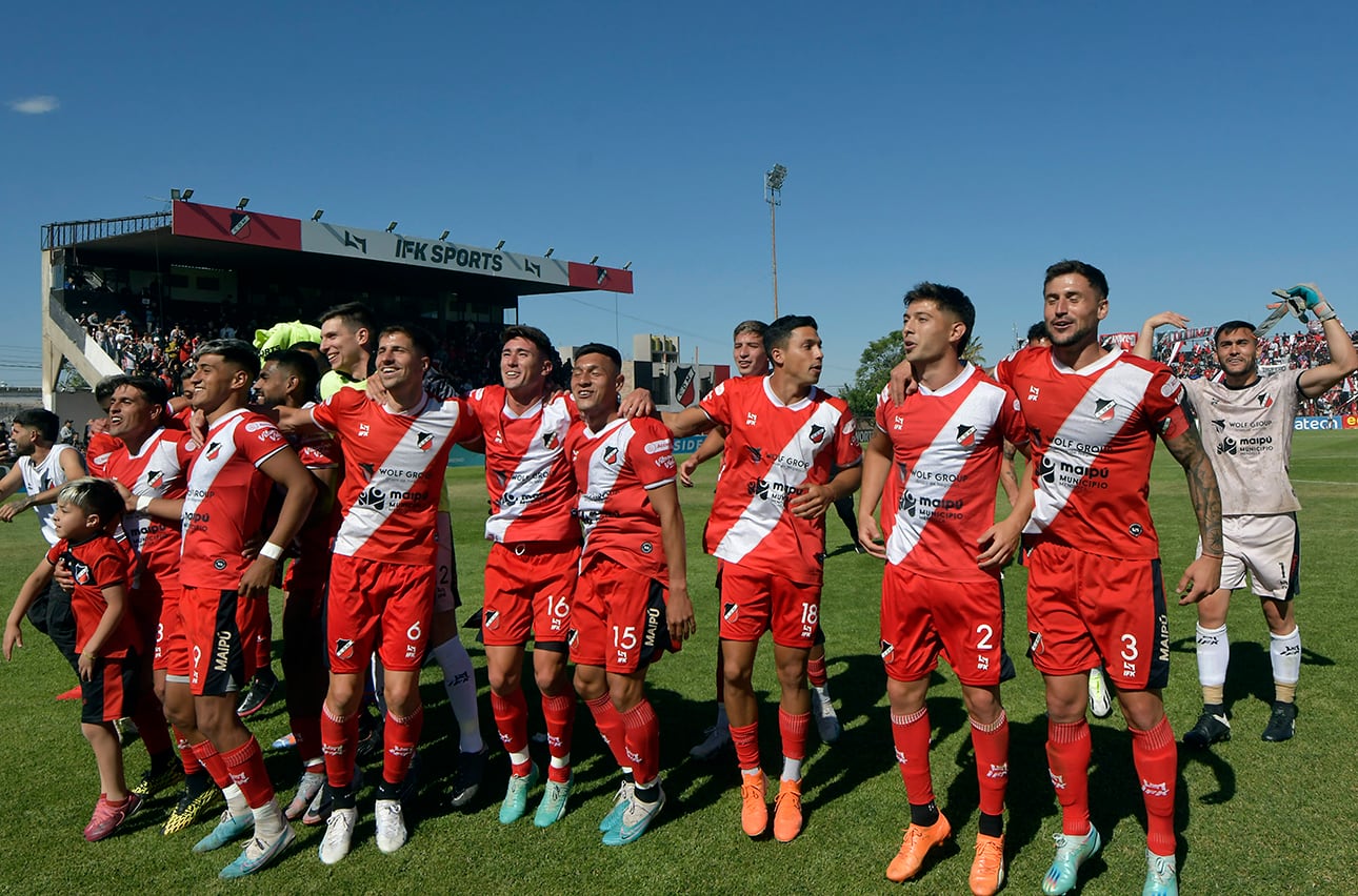 El Deportivo Maipú se clasificó a las semifinales de la Primera Nacional de Fútbol , luego de ganarle 2-0 a Temperley, en el marco del encuentro de ida de los cuartos de final del Torneo Reducido por el segundo ascenso a la Liga Profesional.
Los goles del Cruzado fueron convertidos por Santiago González y Rubens Sambueza

Foto: Orlando Pelichotti