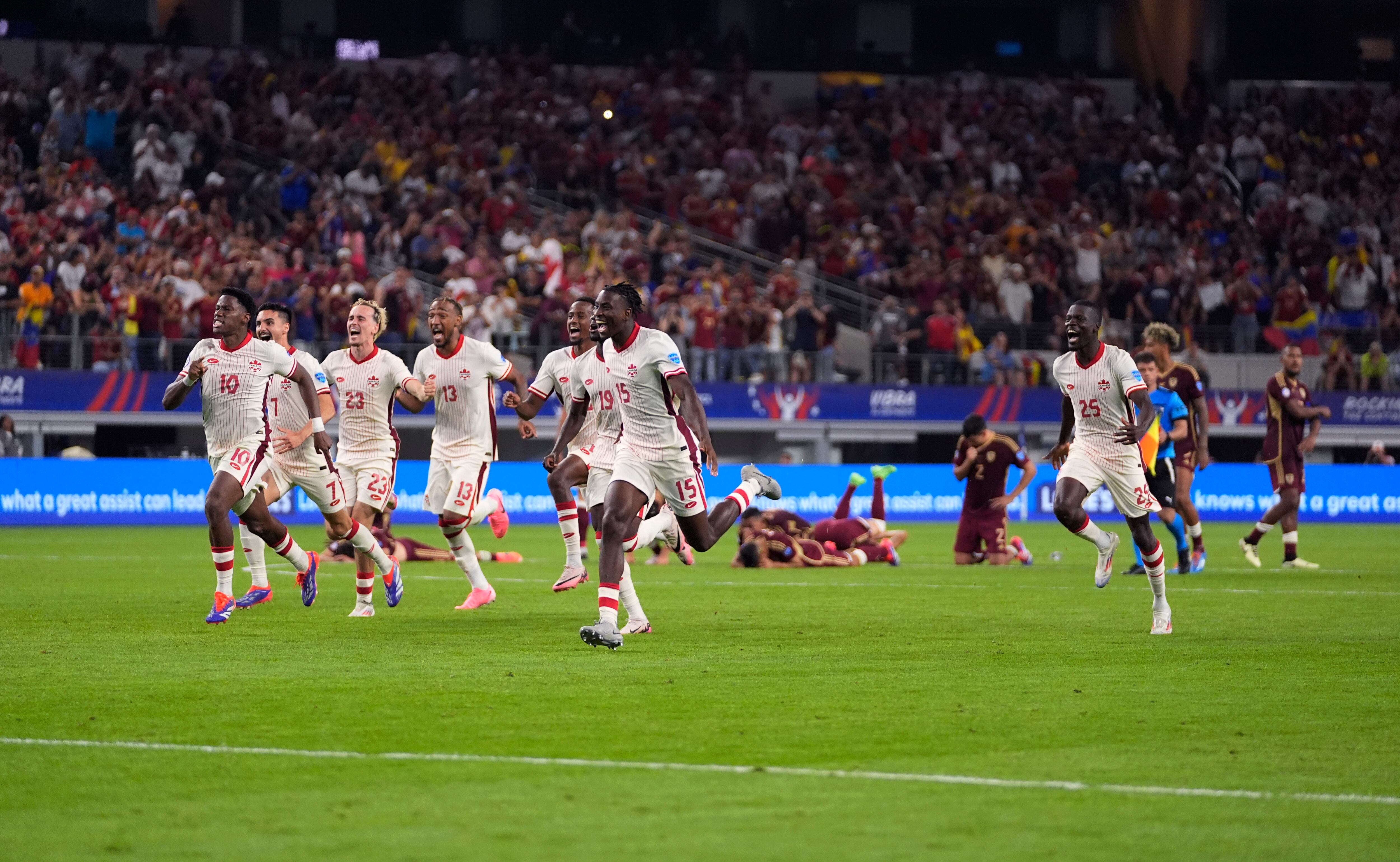 Los seleccionados de Canadá festejan tras vencer por penales a Venezuela en los cuartos de final de la Copa América, el viernes 5 de julio de 2024, en Arlington, Texas (AP Foto/Tony Gutiérrez)