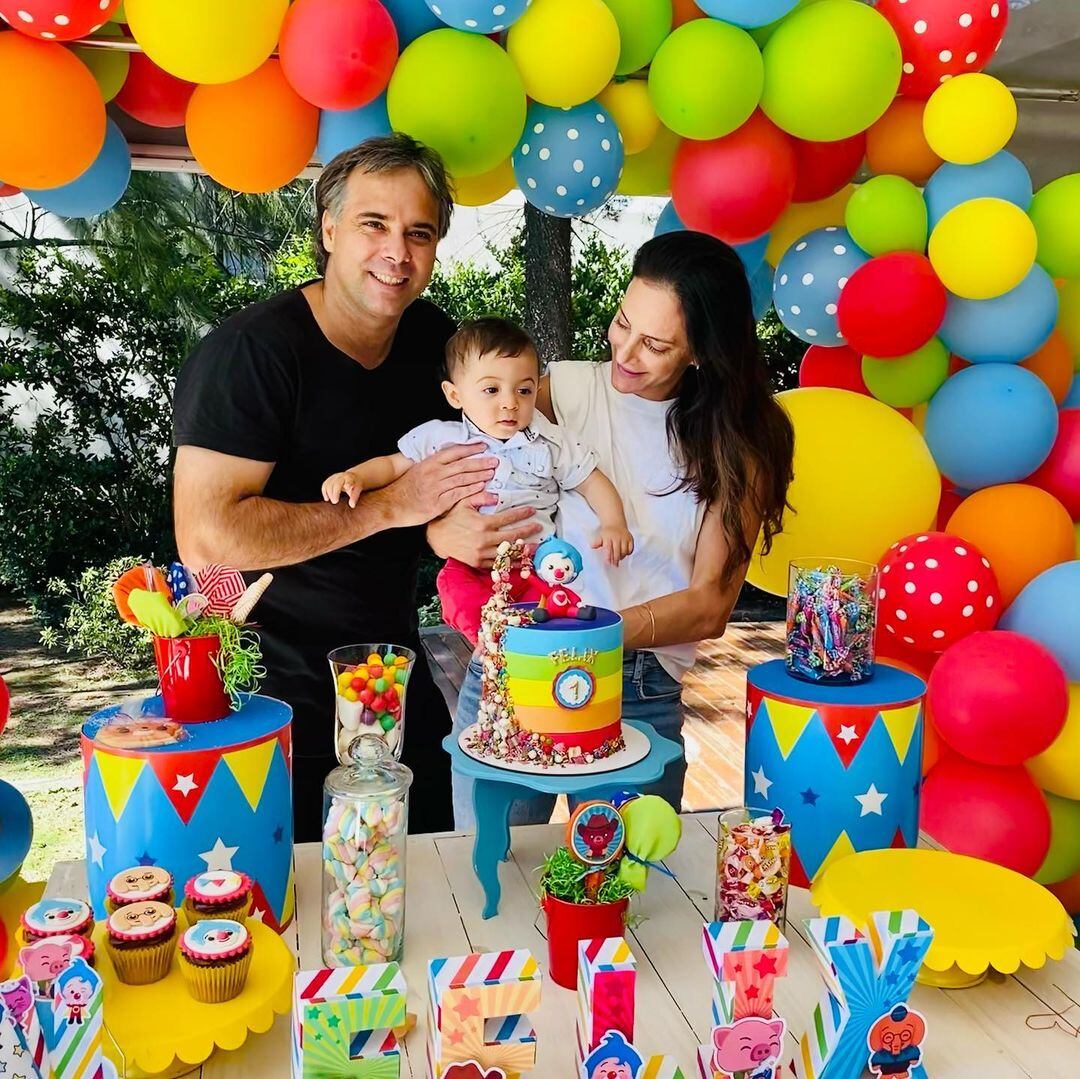 Luciana Aymar junto a su hijo Félix en el festejo de su primer añito.