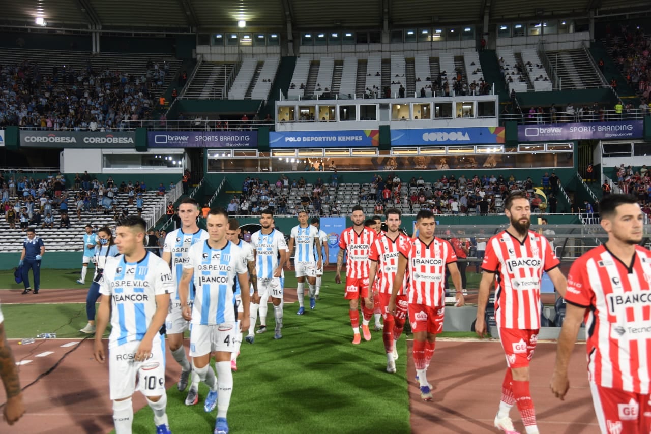 Instituto y Racing, en el cotejo por la Copa Clásicos de la CIudad de Córdoba. (Facundo Luque / La Voz).