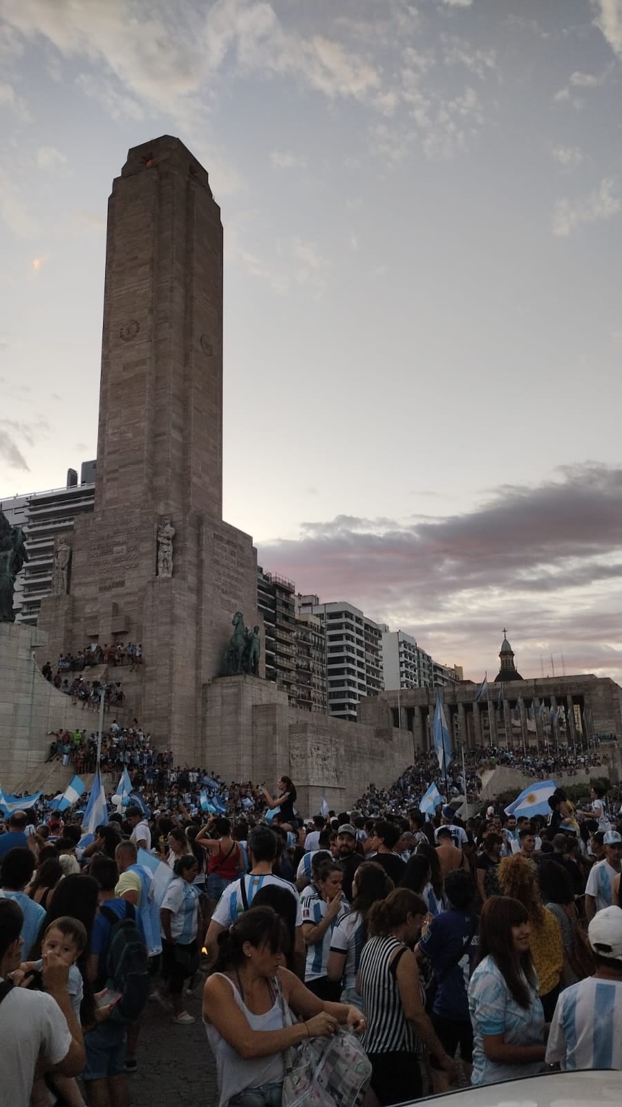 Los rosarinos se convocaron en el Monumento a la Bandera para festejar el triunfo argentino.