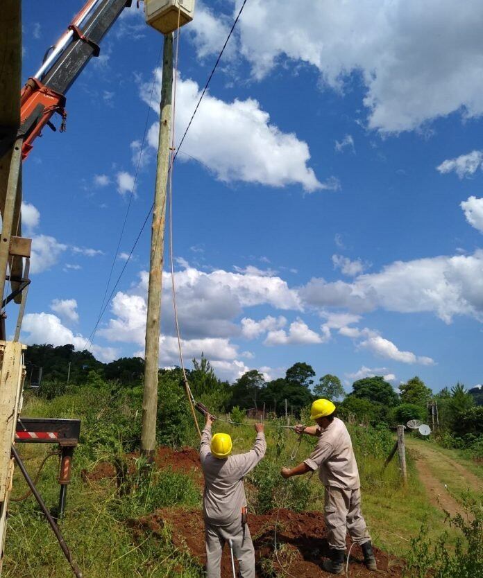 Energía de Misiones realiza trabajos en Puerto Esperanza y Bernardo de Irigoyen.