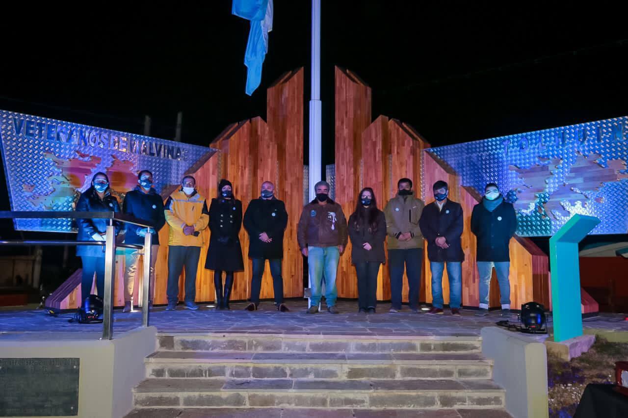 En el monumento de la Plazoleta “Veteranos de Malvinas”, se honró a los héroes, conmemorando su lucha en el campo de batalla.