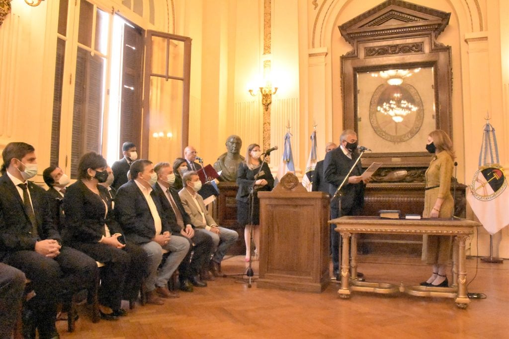 El acto de asunción tuvo lugar este lunes en el Salón de la Bandera de Casa de Gobierno, con la presencia de funcionarios, legisladores e invitados.