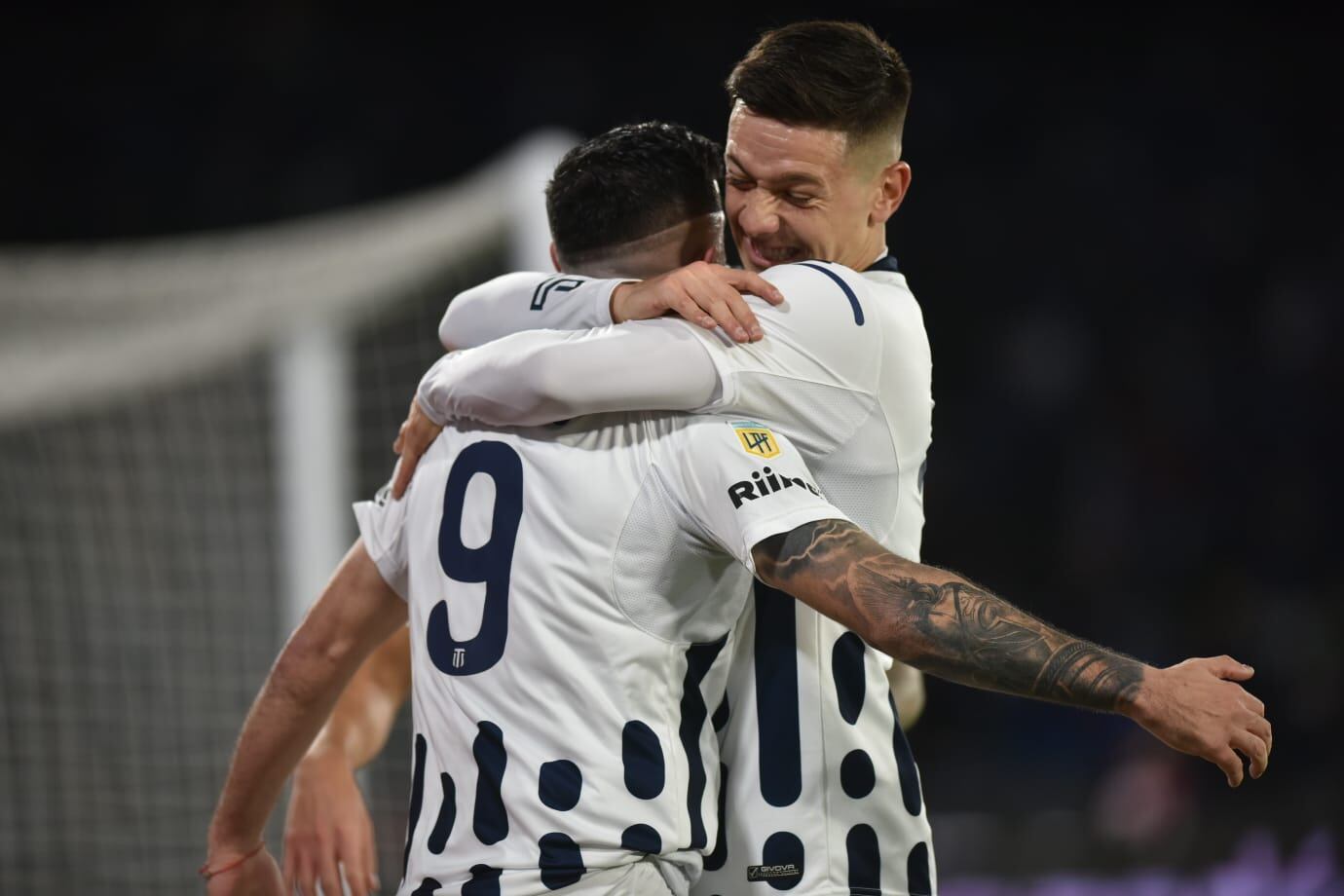 Michael Santos recibe el abrazo de Garro, en el 1 a 0 de Talleres ante Arsenal. (Facundo Luque / La Voz).