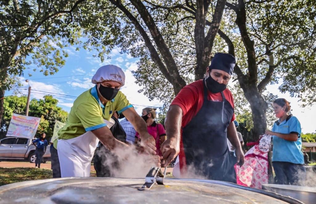 Un grupo de vecinos entregó locro a los asistentes.