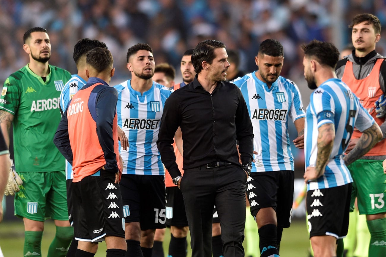 Fernando Gago y sus jugadores, golpeados por la derrota pero con la frente en alto por todo lo que hicieron en la temporada. (AP)