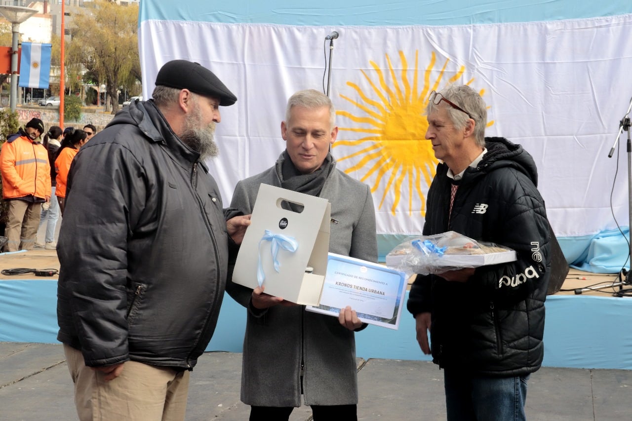 El intendenet Avilés recibió un homenaje por parte de los comerciantes.