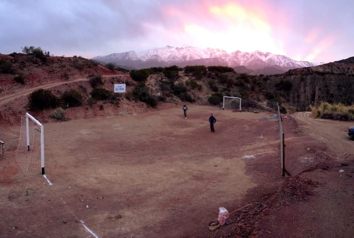 Lionel Messi tiene una cancha en Potrerillos con su nombre, la que construyó una familia de mendocinos