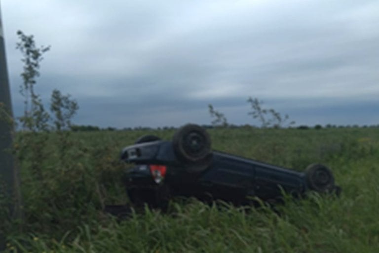 El auto es un Renault Clio.