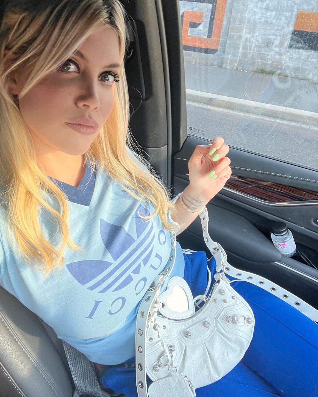 Wanda Nara le dio los buenos días a sus seguidores con un conjunto azul de Gucci.