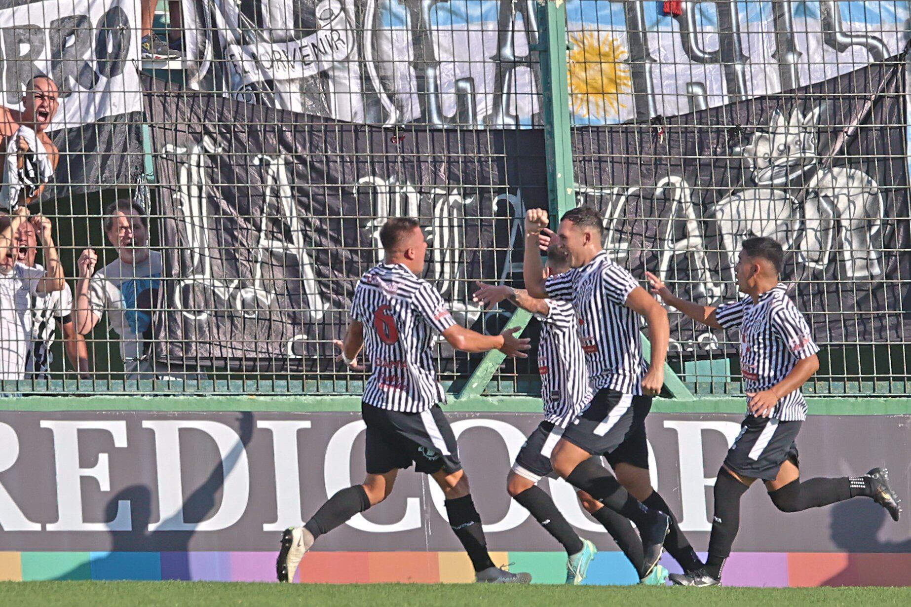 Los jugadores de El Porvenir festejan el gol ante Lanús. (Copa Argentina).